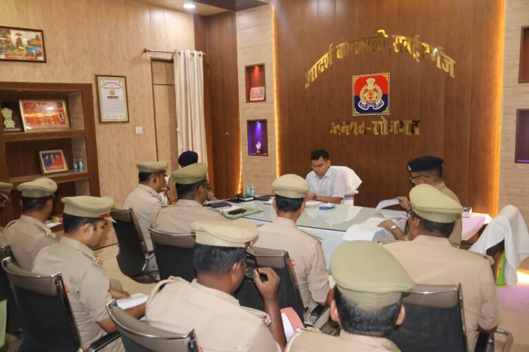 पुलिस अधीक्षक सोनभद्र द्वारा थाना रॉबर्ट्सगंज पर अर्दली रूम आयोजित— लंबित विवेचनाओं, जनशिकायतों, महिला अपराध व सड़क सुरक्षा (ZFD) की गहन समीक्षा