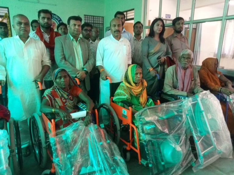 केंद्रीय मंत्री ने सीआरसी का किया निरीक्षण,वरिष्ठजनों को वितरण किया सहायक उपकरण
