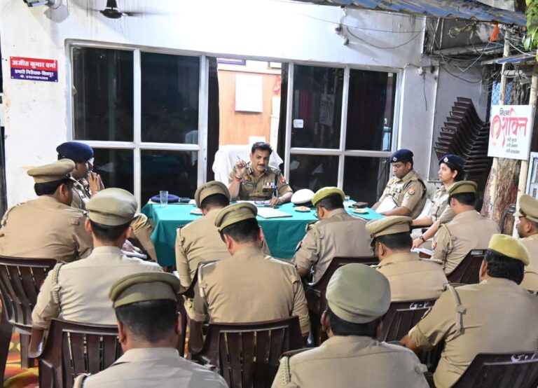 पुलिस आयुक्त कमिश्नरेट वाराणसी श्री मोहित अग्रवाल द्वारा थाना कैण्ट, शिवपुर व लालपुर पाण्डेयपुर का किया गया अर्दली रूम, दिए गए आवश्यक निर्देश ।