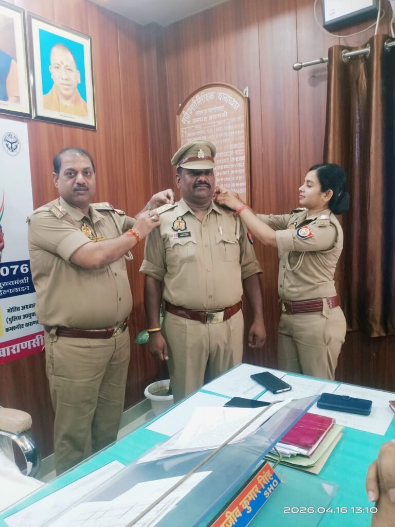 वाराणसी पदोन्नति पर सम्मान, एसआई कमलेश कुमार बने इंस्पेक्टर।