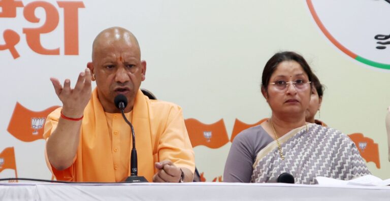 द्रौपदी के चीरहरण जैसे दृश्य की याद दिलाता है विपक्ष का आचरण: सीएम योगी