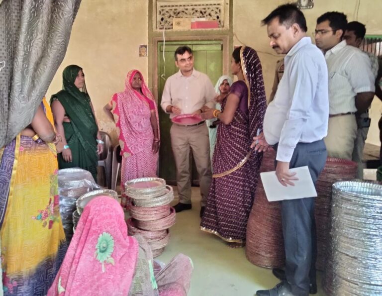 जिलाधिकारी व सीडीओ ने स्वयं सहायता समूह द्वारा संचालित दोना पत्तल निर्माण यूनिट का किया निरीक्षण