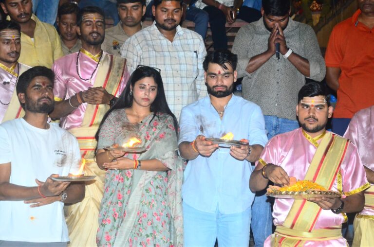 सांसद पत्नी संग क्रिकेटर रिंकू संग ने ने गंगा सेवा निधि की गंगा सेवा निधि  के गंगा आरती में लिया भाग