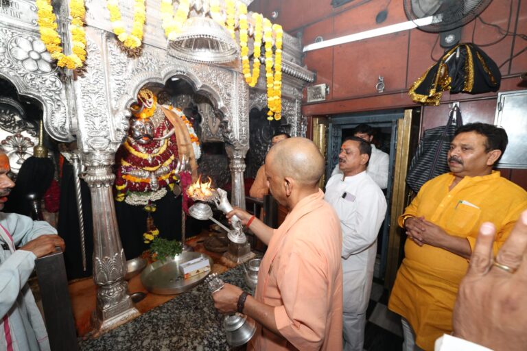 मुख्यमंत्री ने श्री काल भैरव एवं श्री काशी विश्वनाथ मंदिर में विधिवत् दर्शन पूजन किया