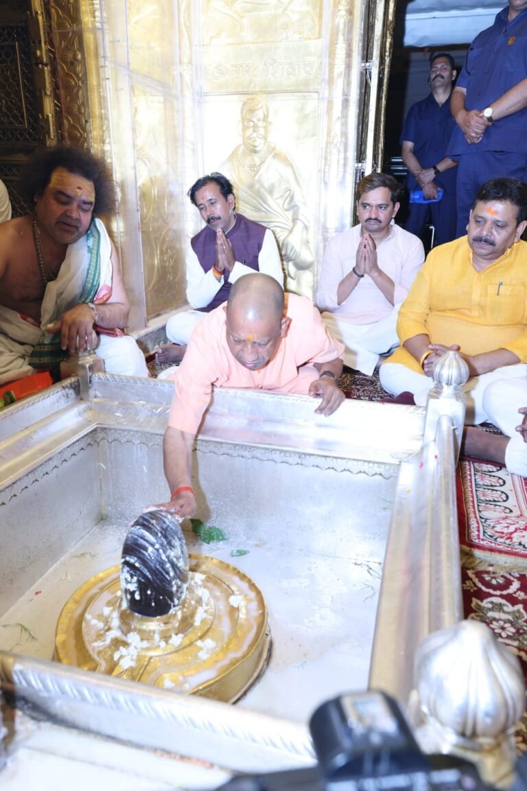 मुख्यमंत्री ने काशी कोतवाल व बाबा विश्वनाथ के चरणों में झुकाया शीश