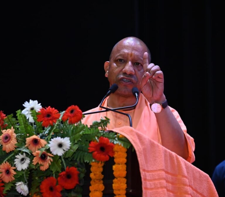 टीएमसी के गुंडों से हिसाब-किताब बराबर करने के लिए बंगाल में डबल इंजन सरकार आवश्यकः सीएम योगी