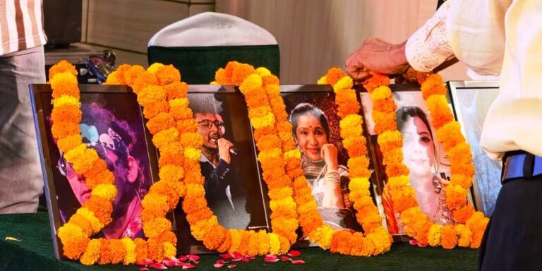 वाराणसी आर्टिस्ट यूनियन (वाराणसी के समस्त कलाकारों) ने आशा भोसले सहित वरनसीओ के कई मृतक कलाकारों को दी श्रद्धांजलि 