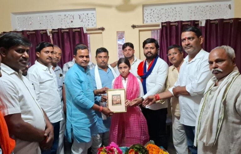 यूपी बोर्ड में प्रथम स्थान प्राप्त करने वाली छात्रा साक्षी पांडेय को रोहनिया विधायक ने किया सम्मानित