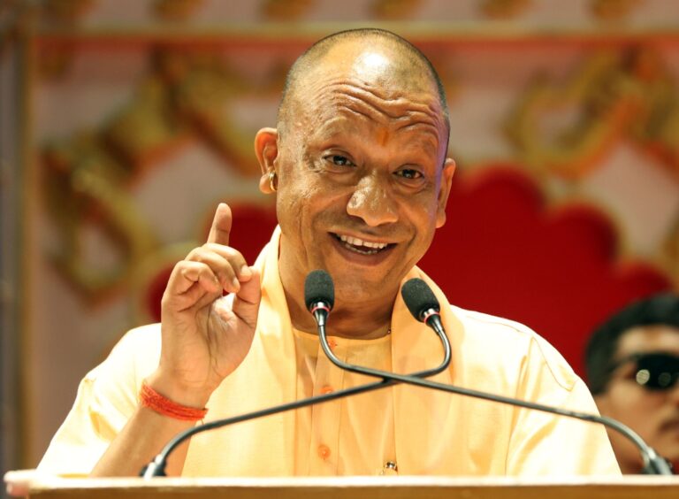 जातिवाद के नाम पर देश को लूटने वाले राष्ट्रद्रोहियों से सावधान रहें: सीएम योगी