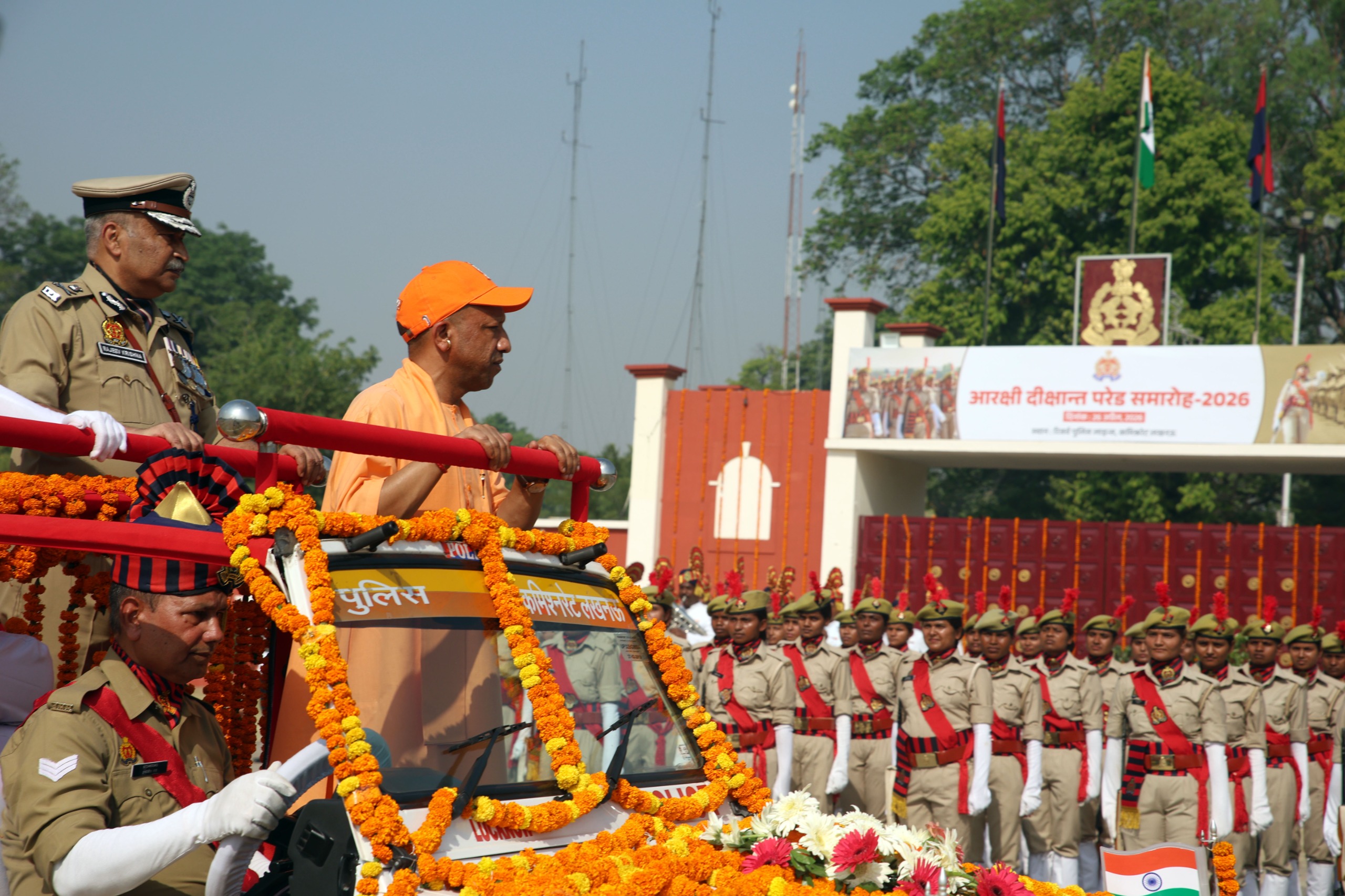 सीएम के हाथों पुरस्कार पाकर बढ़ा हौसलाडीजीपी ने आरक्षियों को दिलाई शपथ
