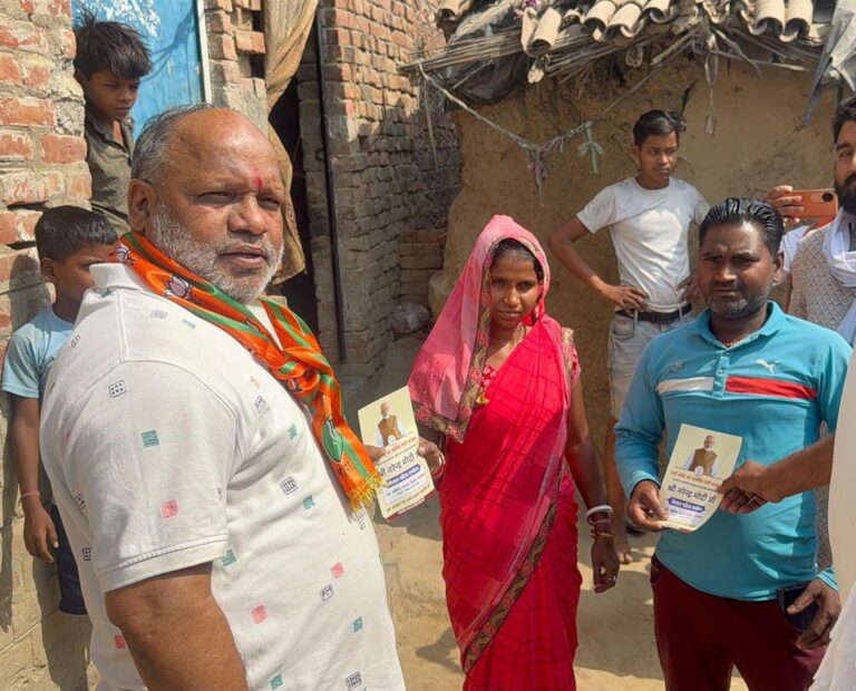 प्रधानमंत्री के कार्यक्रम में शामिल होने हेतु एमएलसी ने घर घर वितरण किया आमंत्रण पत्र