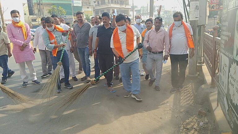 मंत्री रविंद्र जायसवाल ने पहाड़िया चौराहे पर सफाई कर लोगों को स्वच्छता का दिया संदेश