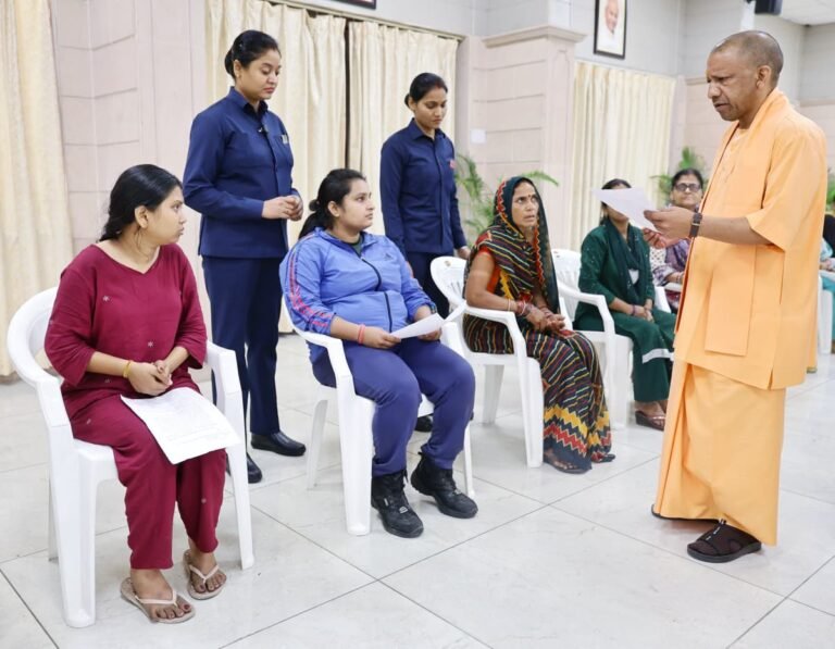 जनसेवा से दिन की शुरुआत, फिर कार्यकर्ता का दायित्व निभाने प. बंगाल निकले सीएम