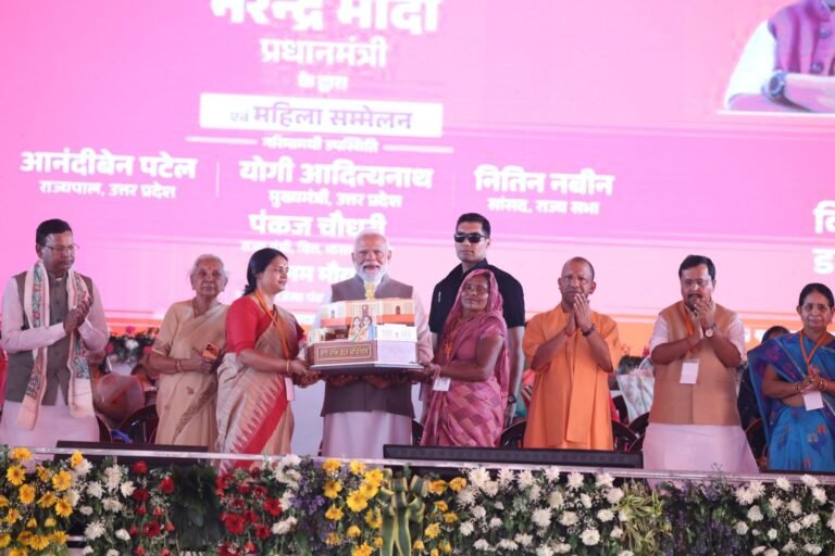 प्रधानमंत्री नरेन्‍द्र मोदी का अपनी काशी में हुआ भव्य स्वागत, महिला सम्मेलन में गूंजा ‘नारी शक्ति’ का स्वर