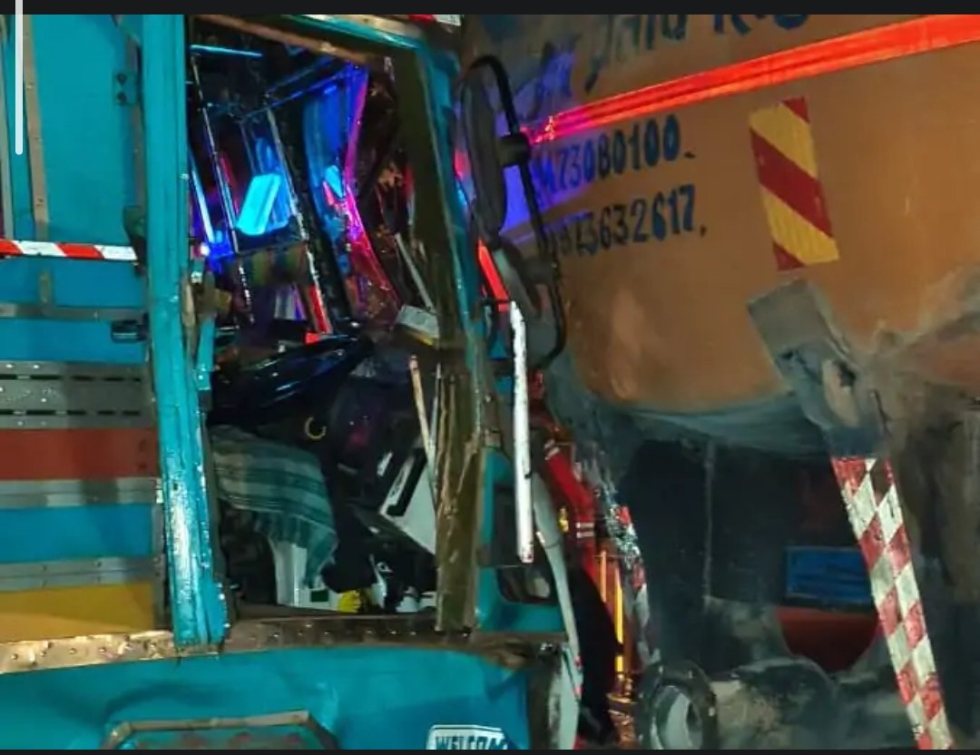 ईवे पर खड़ी ट्रक के पीछे टैंकर तथा कंटेनर ट्रक टकराया,चालक घायल