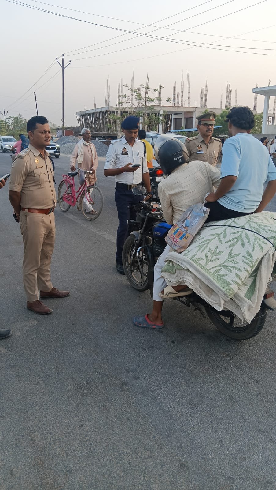 सीओ ट्रैफिक राजीव कुमार सिंह के नेतृत्व में यातायात पुलिस का अभियान; नियमों की अनदेखी करने वालों पर की गयी यातायात कानून के तहत कार्यवाही।