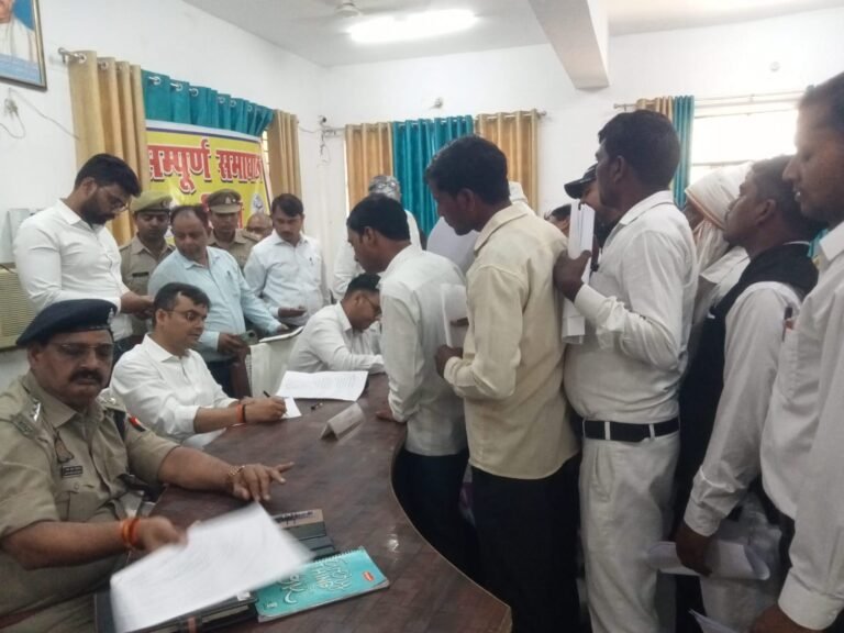 जिलाधिकारी ने संपूर्ण समाधान दिवस में सुनी लोगों की शिकायत