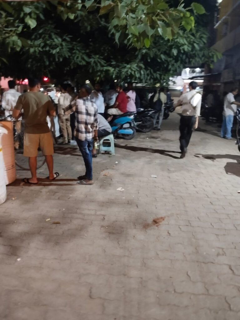 शराबियों खुले में बेखौफ करते हैं शराब का सेवन, पुलिस है मूकदर्शक