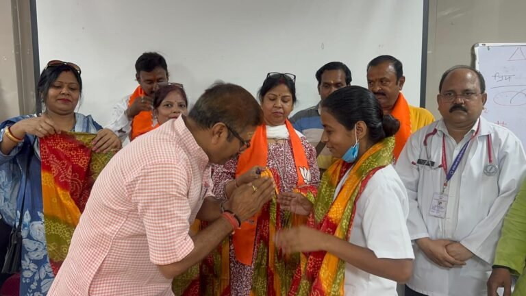 विधायक डा नीलकंठ तिवारी ने किया नर्सों का सम्मान