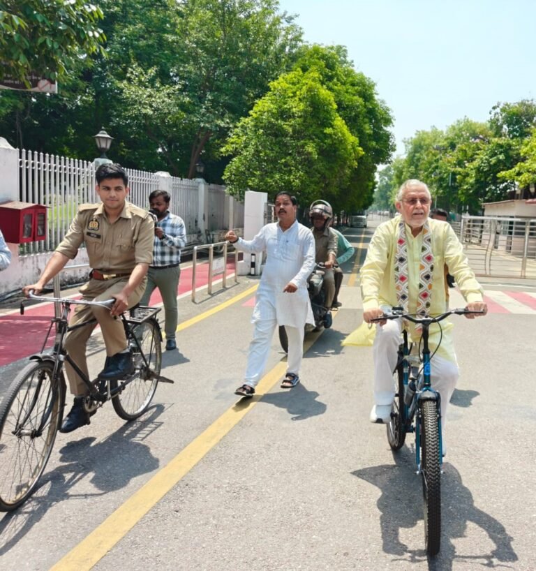 सीएम योगी की प्रेरणा से ईंधन बचत अभियान को मिली नई रफ्तार, साइकिल से विधानसभा पहुंचे वित्त मंत्री