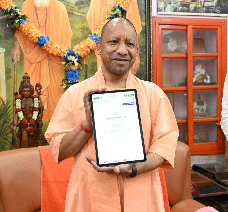 मुख्यमंत्री योगी आदित्यनाथ ने भरा डिजिटल स्वगणना प्रपत्र