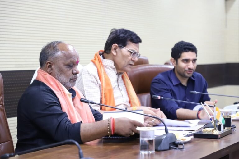 बारिश से पहले सफाई व्यवस्था दुरुस्त करने के निर्देश, मंत्री ए. के. शर्मा ने की समीक्षा बैठक, बिजली आपूर्ति और नगर विकास कार्यों को लेकर अधिकारियों को दिए त्वरित कार्रवाई के निर्देश