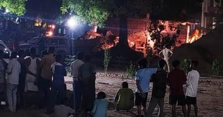रेलवे  के विकास में बाधा बनी  मस्जिद को भारी पुलिस बल के साथ जिला प्रशासन ने किया जमीन  दोज