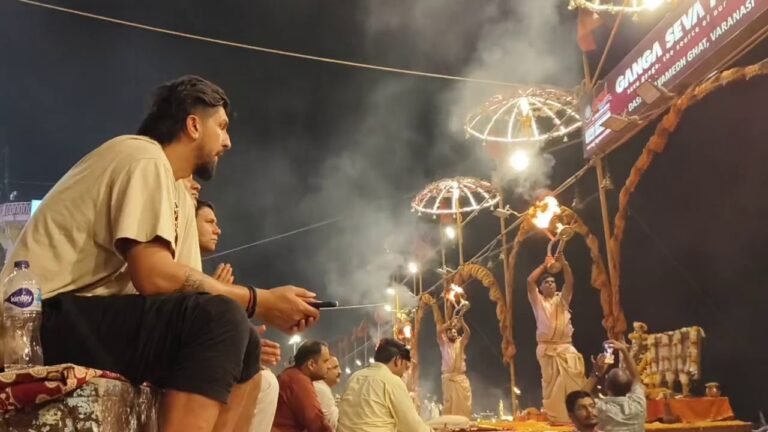 भारतीय टीम के पूर्व तेज गेंदबाज ईशान शर्मा दशाश्वमेध घाट पर गंगा सेवा निधि द्वारा होने वाली विश्व प्रसिद्ध मां गंगा की दैनिक आरती में शामिल हुए