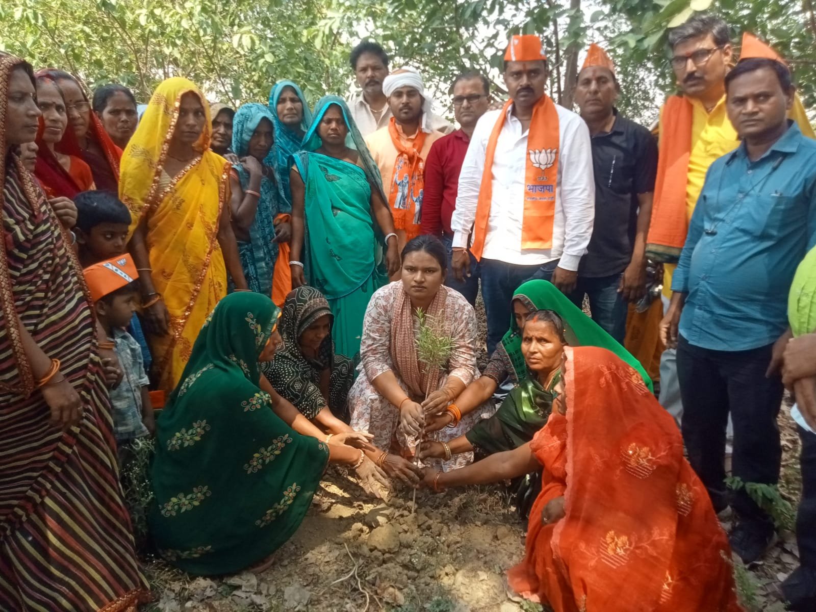मिल्कीपुर में विश्व पर्यावरण दिवस पर “एक पेड़ माँ के नाम” अभियान के तहत सेवापुरी विधायक प्रतिनिधि ने किया पौधारोपण