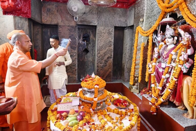 मंच पर मुख्यमंत्री के आने के बाद से पंडाल में गूंजता रहा जय श्री राम व बुलडोजर बाबा का जयघोष
