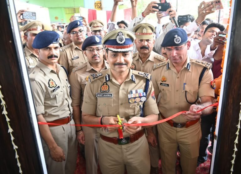 पुलिस आयुक्त कमिश्नरेट वाराणसी श्री मोहित अग्रवाल द्वारा थाना सिगरा क्षेत्रान्तर्गत वाराणसी जंक्शन के सामने पुलिस सहायता केन्द्र का उद्घाटन किया गया