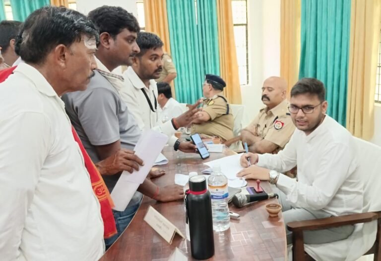 संपूर्ण समाधान दिवस पर पहुंचे खिलाड़ियों ने खेल भूमि को कब्जा मुक्त किए जाने की उठाई मांग