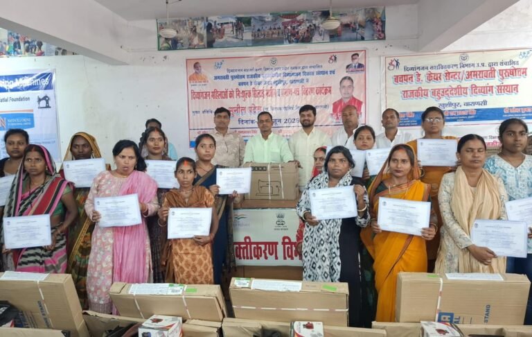 रोहनिया विधायक ने प्रशिक्षित दिव्यांगजन महिलाओं को निशुल्क सिलाई मशीन किया वितरण
