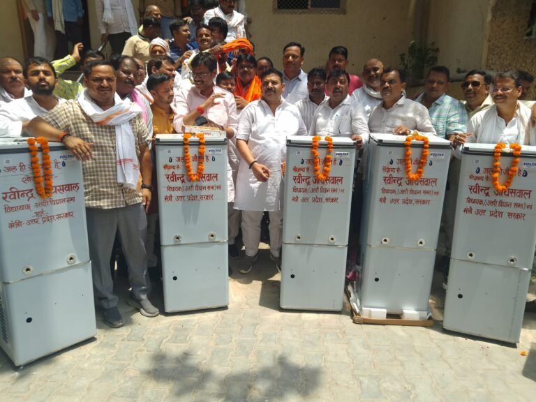 चिलचिलाती एवं भीषण गर्मी में आम जनमानस को राहत पहुंचाने के मंत्री रविन्द्र जायसवाल ने बाटा वाटर कूलर