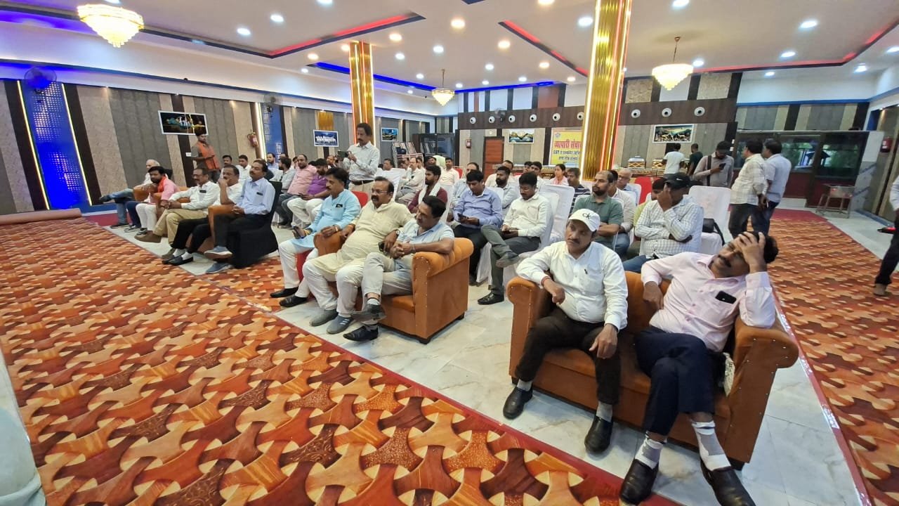 संवाद कार्यक्रम के दौरान जीएसटी के नवीन प्रावधानों, रिटर्न फाइलिंग, कर अनुपालन, ई-वे बिल तथा अन्य महत्वपूर्ण विषयों पर विस्तार से चर्चा की गई। अधिकारियों ने व्यापारियों को जीएसटी नियमों के प्रति जागरूक करते हुए समयबद्ध अनुपालन के लिए प्रेरित किया।