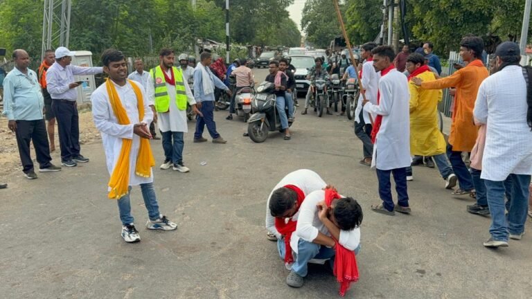 अंतरराष्ट्रीय समपार फाटक जागरूकता दिवस पर दिलकुशा फाटक पर नुक्कड़ नाटक