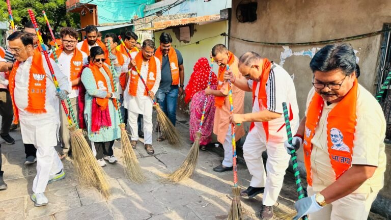 महापौर ने किया श्रमदान, दिया स्वच्छता का संदेश