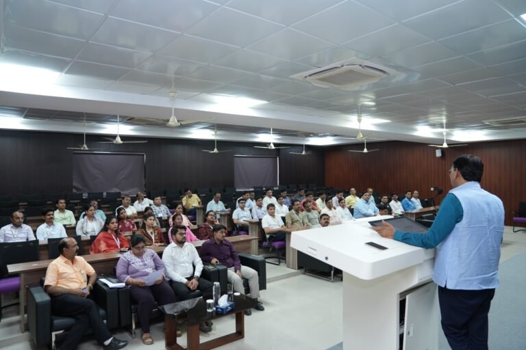 प्रशिक्षु अधिकारियों ने यूपीएसआईएफएस जाकर समझीं बारीकियां