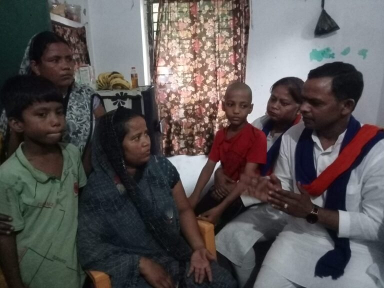 अवलेशपुर हत्याकांड के दूसरे दिन पीड़ित परिवार से मिले विधायक सुनील पटेल