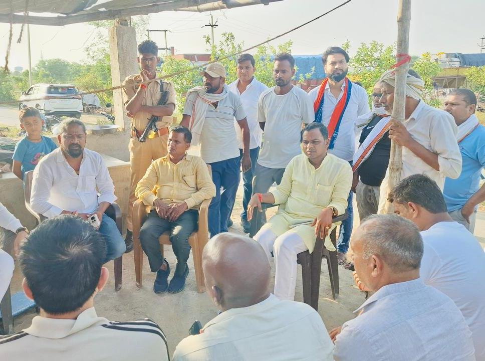 पेंटर सोनू यादव की हत्याकांड की खबर पर पीड़ित के घर पहुंचे विधायक सुनील पटेल