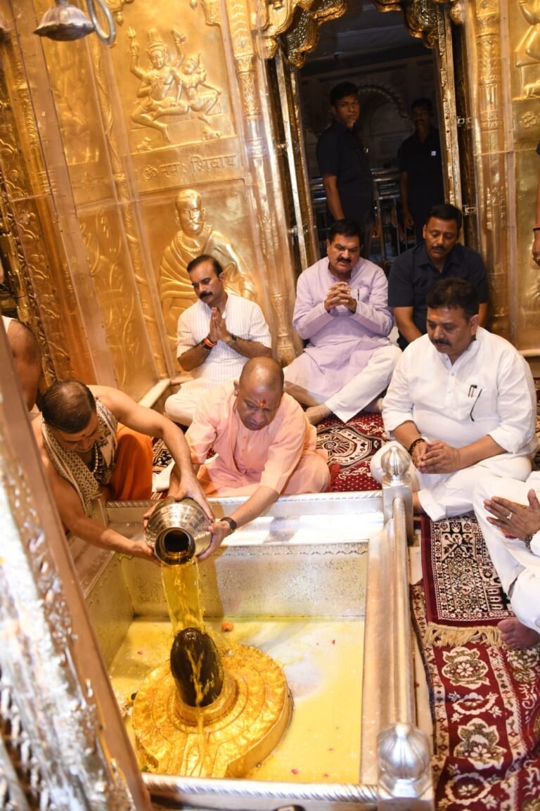 सीएम योगी ने काशी विश्वनाथ धाम व काल भैरव मंदिर जाकर किए दर्शन