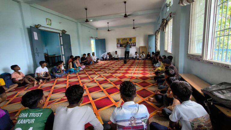 कबाड़ से खिलौना निर्माण कार्यशाला प्रारम्भ आशा ट्रस्ट द्वारा बच्चों की क्रियाशीलता विकास के लिए एक पहल