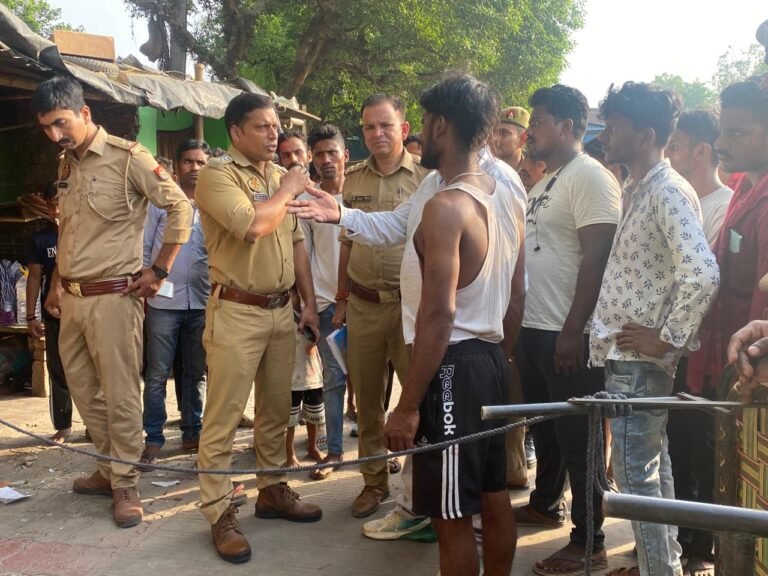 बेनियाबाग हरिजन बस्ती में सोते समय युवक की गोली मारकर हत्या