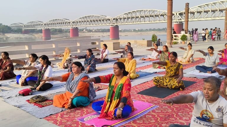 नमो घाट पर योग दिवस सप्ताह का दूसरा दिन, सैकड़ों भक्तों ने किया योगाभ्यास