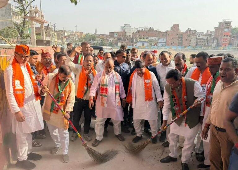 भाजपा प्रदेश अध्यक्ष एवं केंद्रीय मंत्री पंकज चौधरी ने मांडवी तालाब पर स्वच्छता अभियान के तहत झाड़ू लगाकर किया श्रमदान