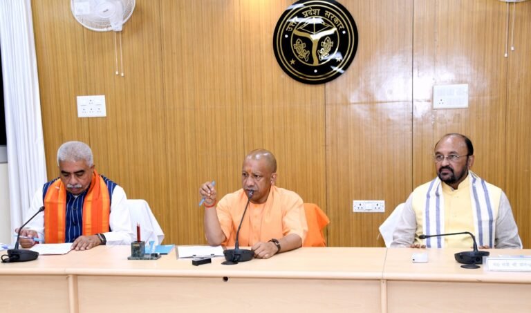 सपा के लिए सैफई ही घर-परिवार, मेरे लिए उत्तर प्रदेश घर, 25 करोड़ लोग परिवार: मुख्यमंत्री
