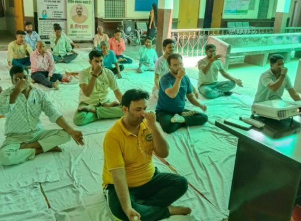 कुष्ठ रोग मुक्त दिव्यांगजनों की सक्रिय सहभागिता, सीआरसी वाराणसी में समावेशी योग कार्यक्रम आयोजित