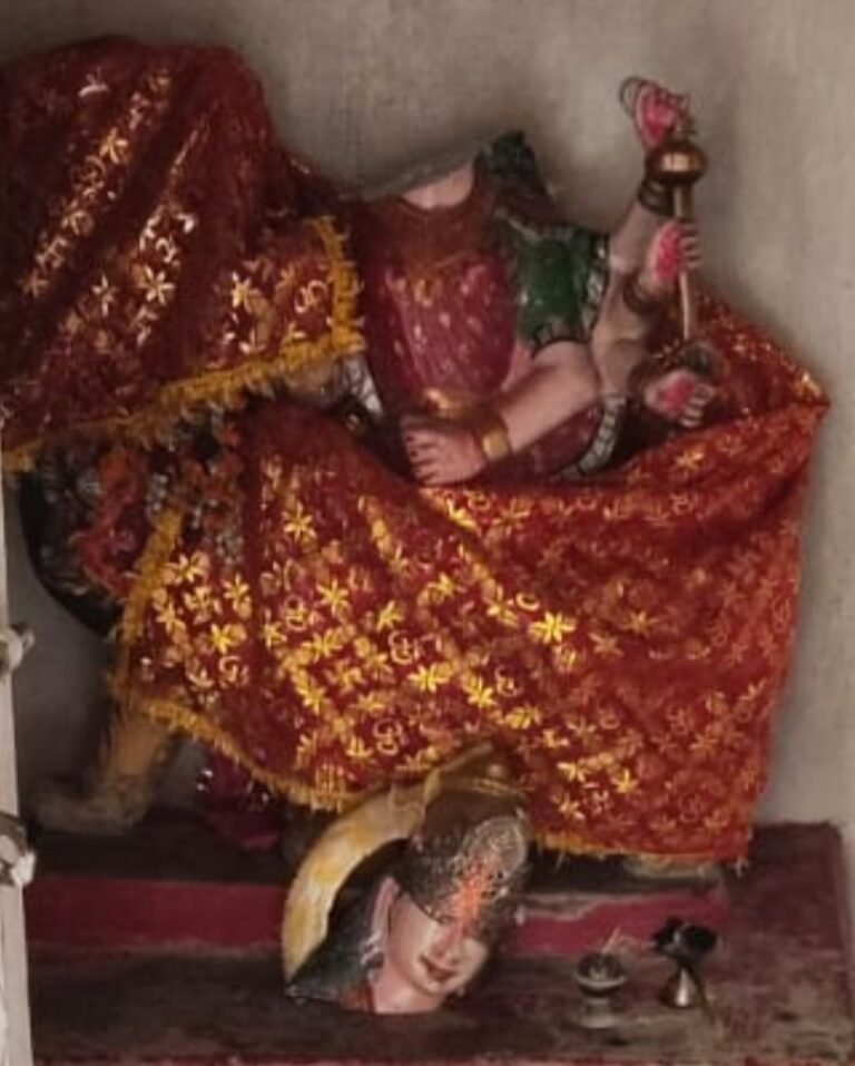 दुर्गा मंदिर में तोड़फोड़,पुलिस ने आरोपी को लिया हिरासत में