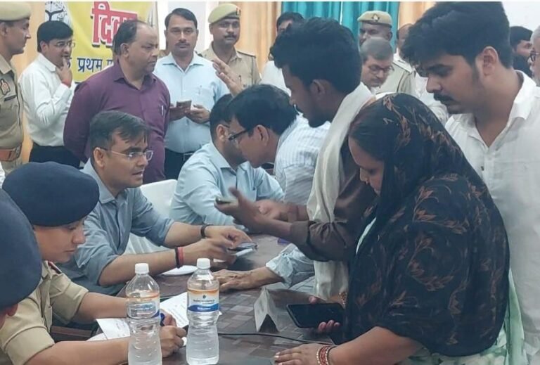 जिलाधिकारी ने राजातालाब तहसील पर संपूर्ण समाधान में सुनी लोगों की फरियाद