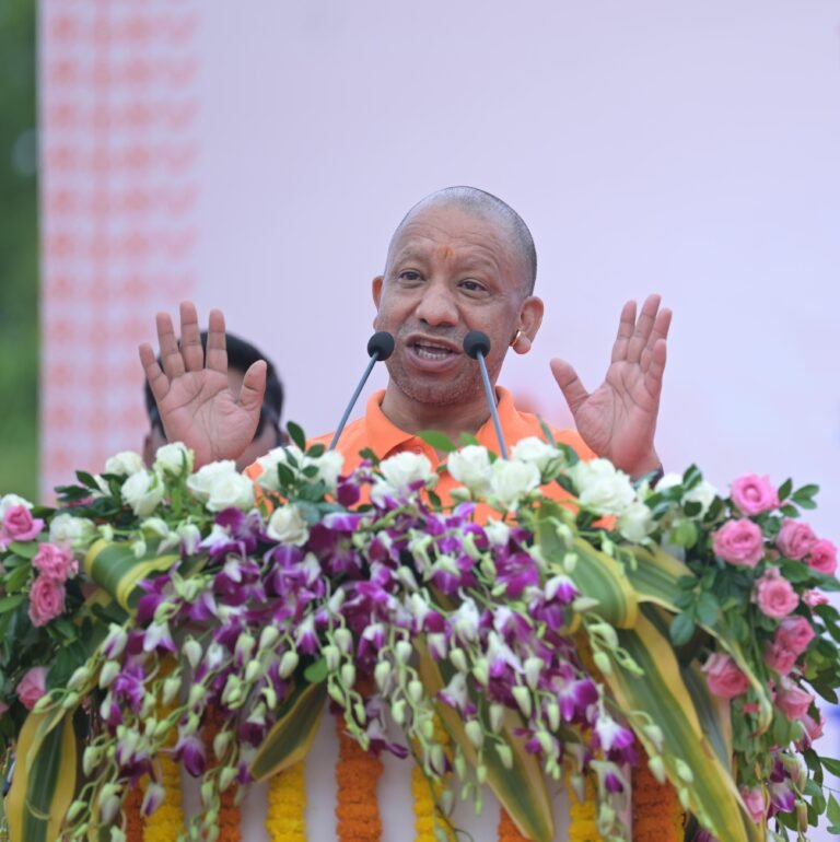 झांसी में सीएम योगी ने की कानून-व्यवस्था की समीक्षा, माफियाओं पर कड़ी कार्रवाई के निर्देश